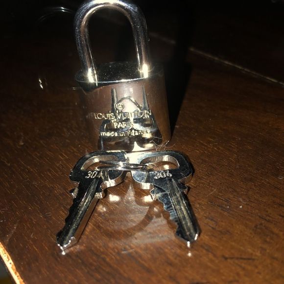 LOUIS VUITTON Palladium Lock and Key Silver Padlock Rare LV #304 - Picture 11 of 13